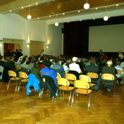 Der Saal f�llt sich